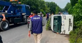 মাদারীপুরে নিয়ন্ত্রণ হারিয়ে পুলিশের গাড়ি উল্টে একজন নিহত, আহত অন্তত ৬